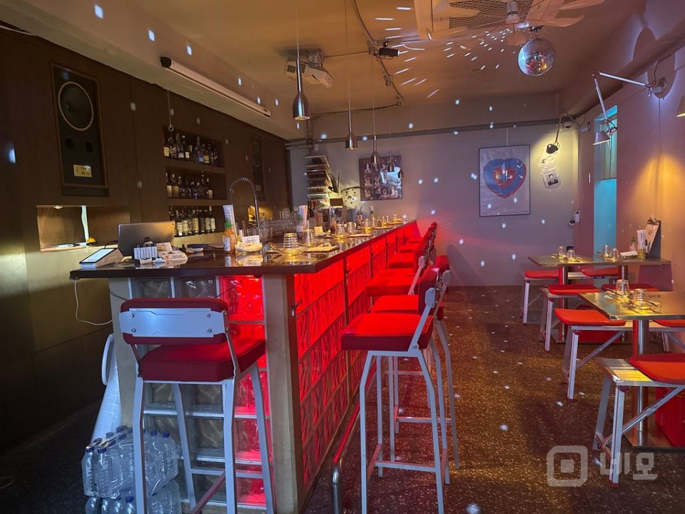 황학동 중앙시장에 위치한 음식점 겸 바 입니다. 매물의 2번째 사진