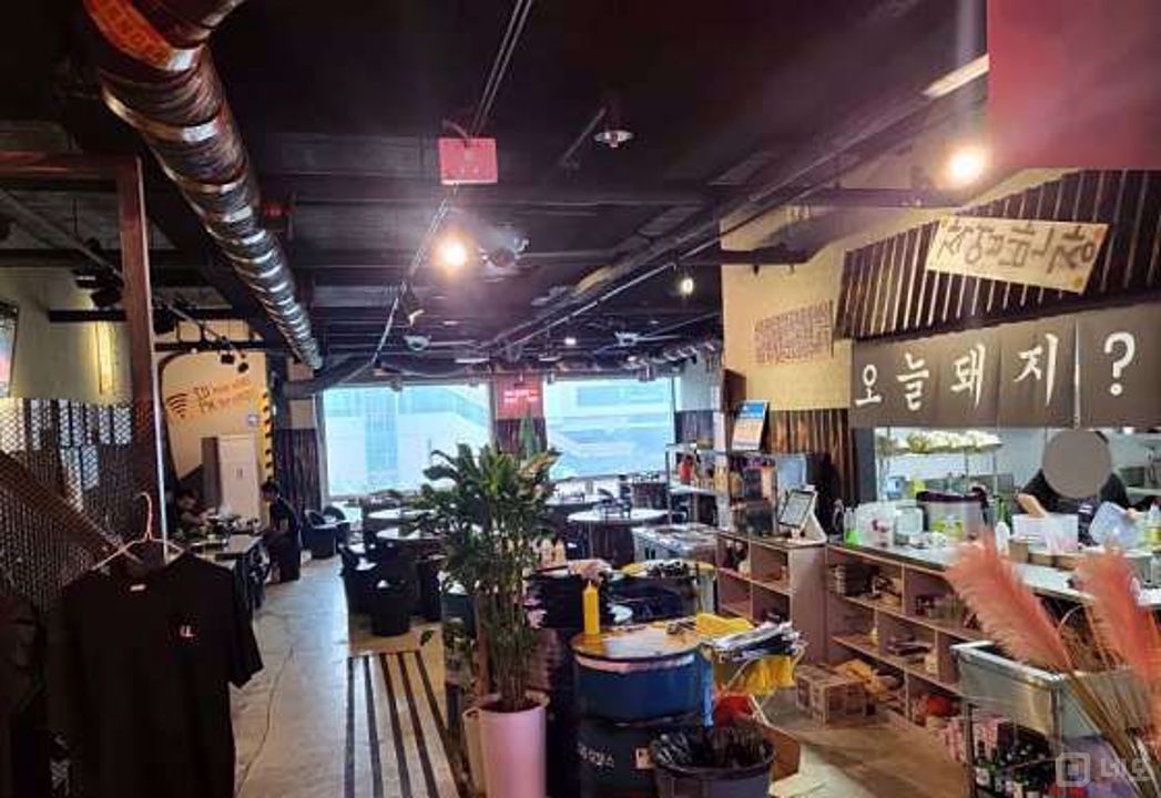 야당동 번화가에 위치한 고깃집 매물의 1번째 사진