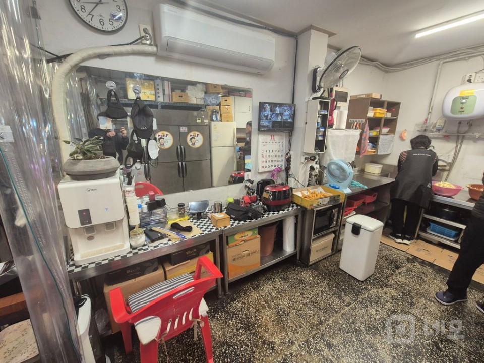 유동인구 많은 인헌시장 메인자리에 위치한 유명맛집 점포 매매 합니다 매물의 1번째 사진