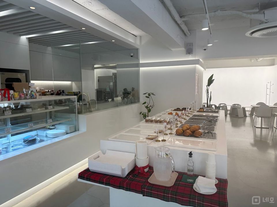 역세권1층 화이트톤의 깔끔한 50평대의 카페자리 입니다! 매물의 4번째 사진