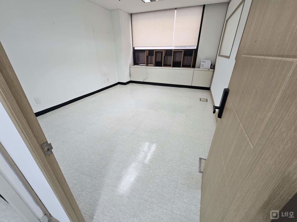 서초구 양재동 즉시입주 가능한 대로변 고층 사무실 임대 매물의 3번째 사진
