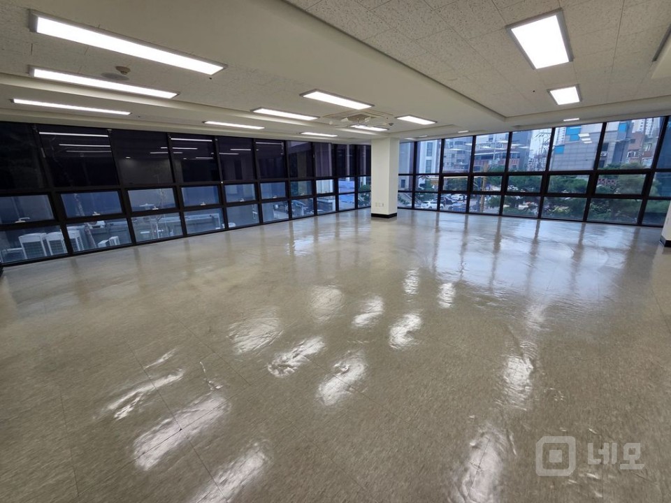 신촌역 도보 4분/홍대입구역 5분 역세권 전용148평 무권리 사무실/상가 매물의 3번째 사진