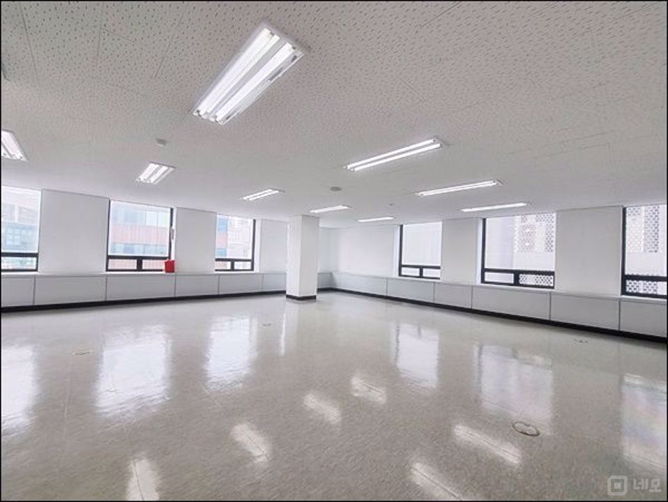 교대역 도보 1분 이내 위치 건물 내 외부 정말 깔끔한 사무실 임대 매물의 1번째 사진