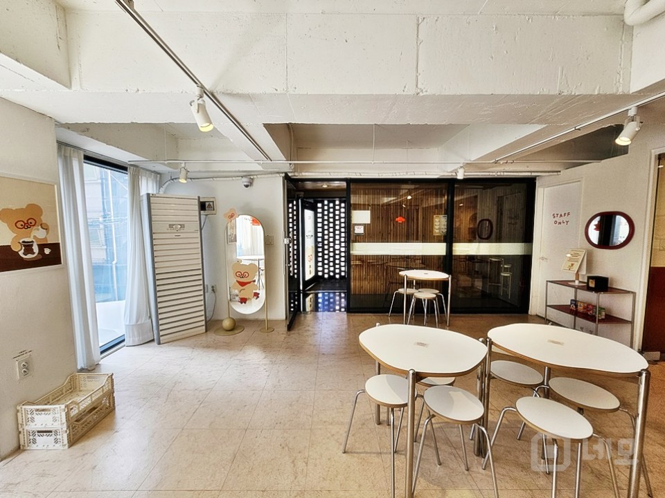 JS 연남동 핫플 미로길 1,2층 가시성 좋은 신축급 상가 매물의 6번째 사진