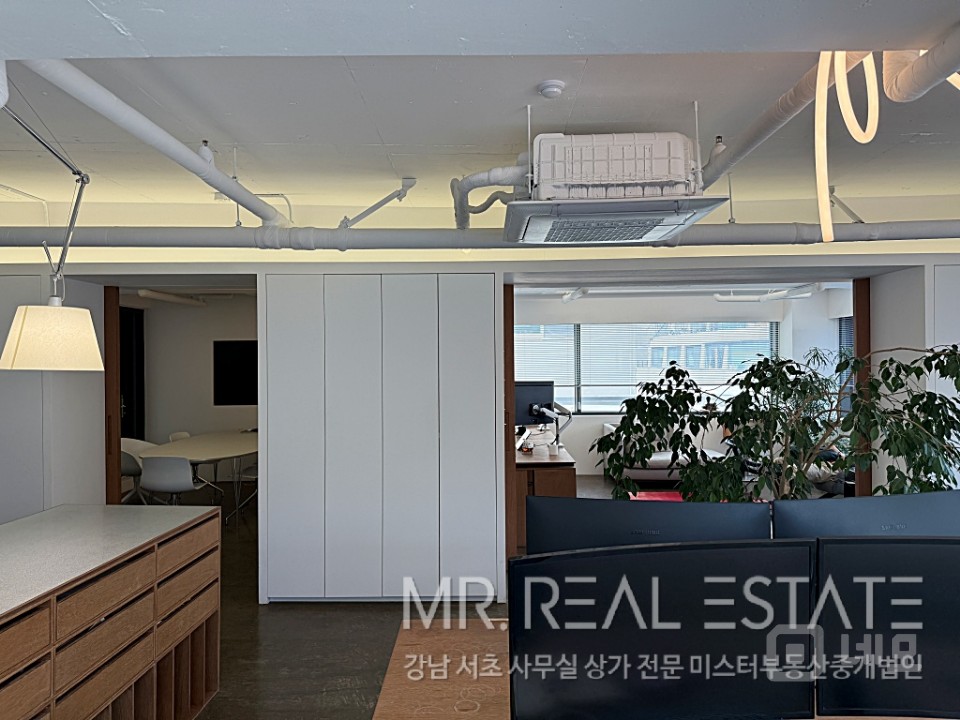 내부 인테리어 최상, 오픈형 천장, 누구나 사용하고 싶은 사무실 매물의 14번째 사진