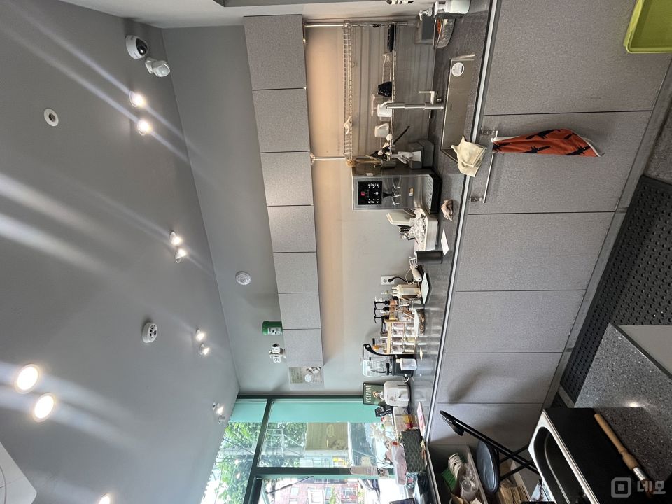 군자역 1번 출구에서 도보 1분 거리에 위치한 1층 상가입니다. 매물의 4번째 사진