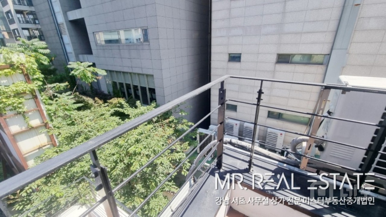 압구정역 인근.오픈형천장.내외관 인테리어 최상급. 매물의 10번째 사진