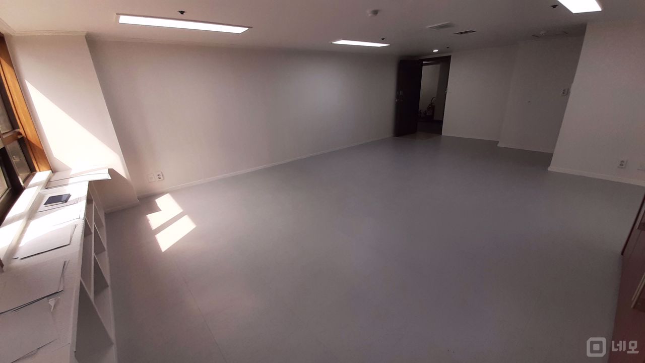 화이트톤의 깔끔하고 깨끗한, 수납공간이 많은 사무실입니다. 매물의 8번째 사진