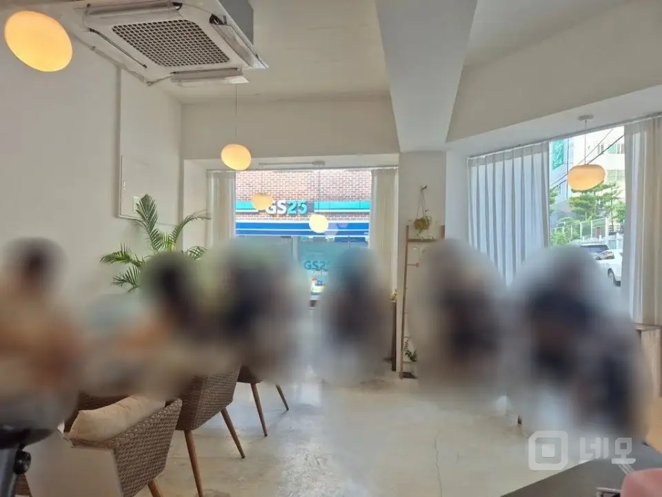 즉시 수익 창출 가능한 사거리 코너 자리 3면 통창 예쁜 카페 매물의 5번째 사진