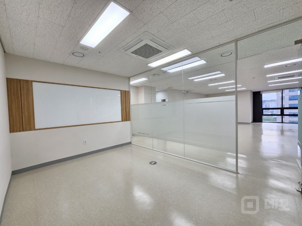 어반워크 전용40P 룸2개 창고 탕비실 가산역세권신축사무실 매물의 4번째 사진