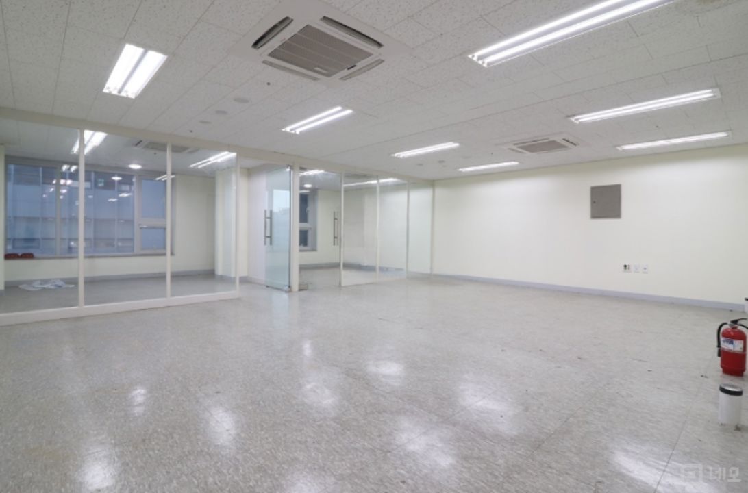 [실매물]회의실, 대표실, 메인공간 넓은 정사각형 실사용 25평대 사무실 매물의 5번째 사진