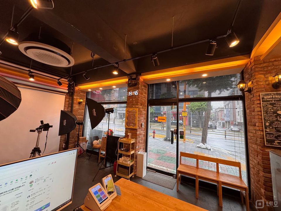  감각적인 인테리어가 돋보이는 1층 매장, 권리금 양도합니다 (약 8평) 매물의 3번째 사진