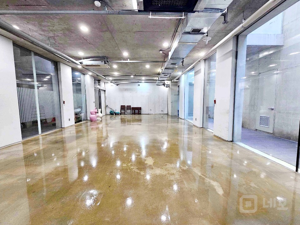 I세븐I 홍대입구역 오피스라인 예쁜건물 지층사무실 선큰구조 매물의 1번째 사진