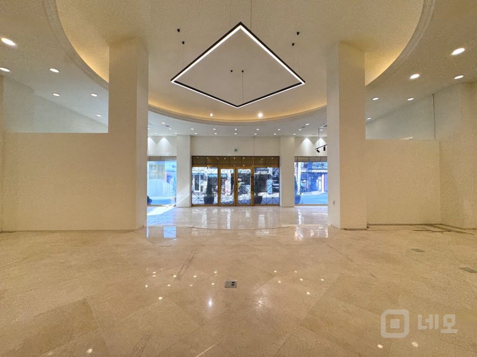 강남구청역 인근에 위치한 가시성,접근성 좋은 무권리! 1층 상가! 매물의 5번째 사진