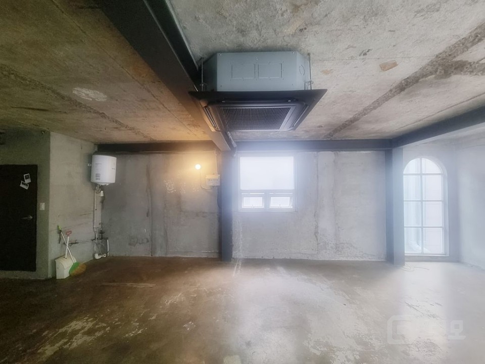 홍대 땡땡거리 빈티지스타일 가성비 좋은 테라스상가사무실!! 매물의 1번째 사진