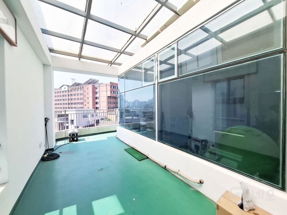 🏢✨ [마포 신수동 풀층 사무실] 꼭대기층 단독 사용의 여유! 매물의 4번째 사진