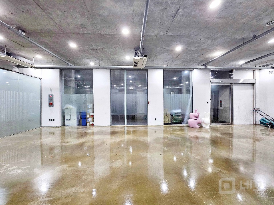 I세븐I 홍대입구역 오피스라인 예쁜건물 지층사무실 선큰구조 매물의 2번째 사진