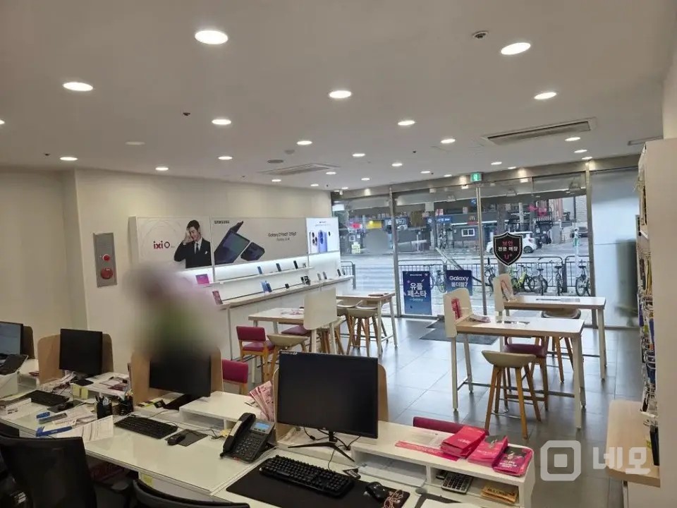 횡단보도 앞 이동통신점 매물의 2번째 사진