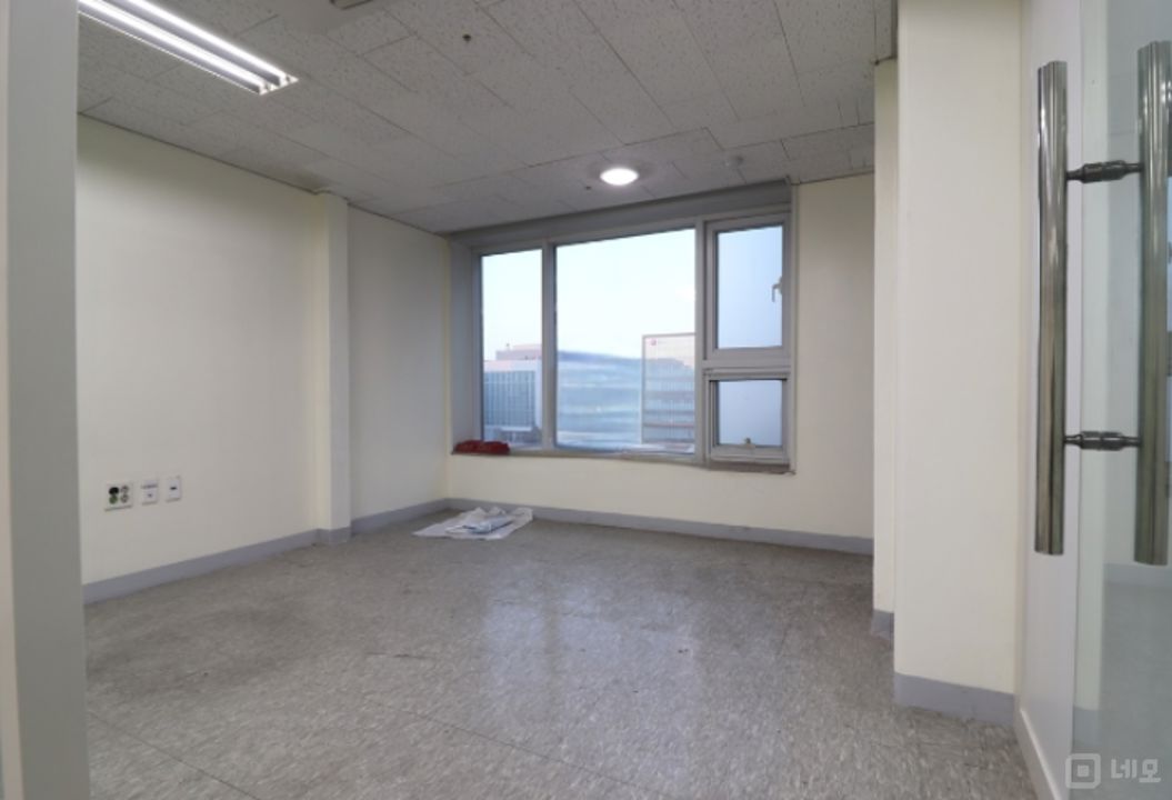 [실매물]회의실, 대표실, 메인공간 넓은 정사각형 실사용 25평대 사무실 매물의 4번째 사진