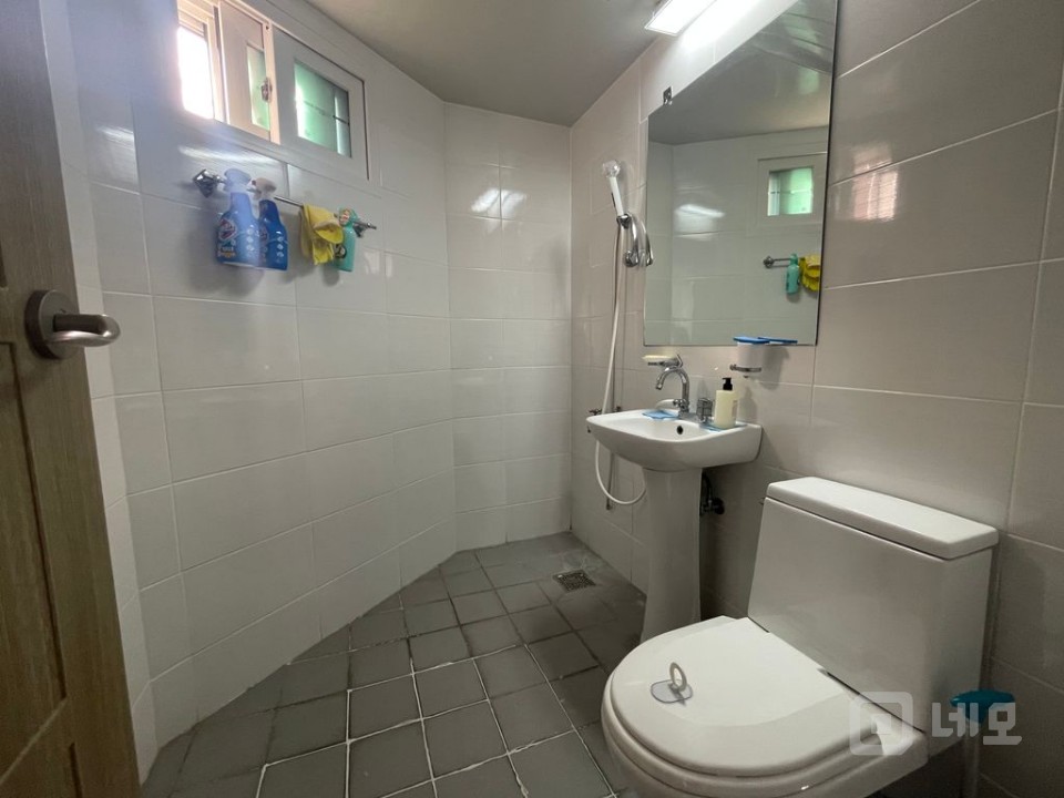 10.5평 채광좋은 통창 주차무 매물의 9번째 사진