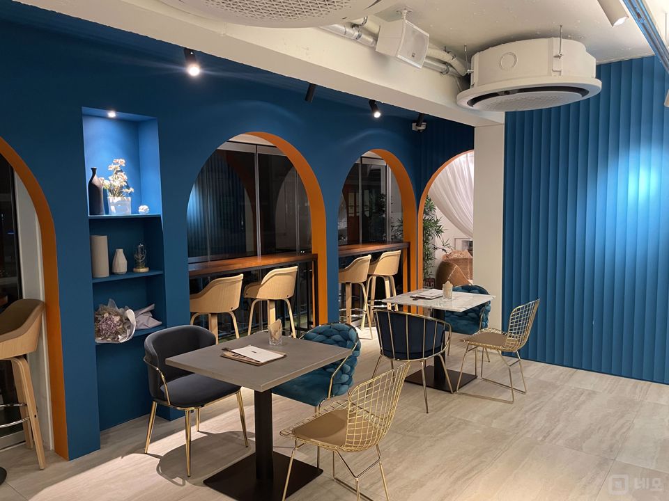 신사역 역세권, 가로수길 위치한 고급스러운 인테리어의 바 매물의 1번째 사진