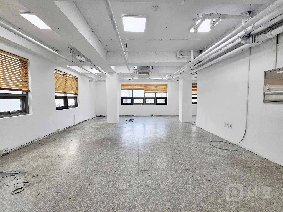 I세븐I 합정역 역세권 높은층고 화이트인테리어 무권리 사무실 매물의 2번째 사진