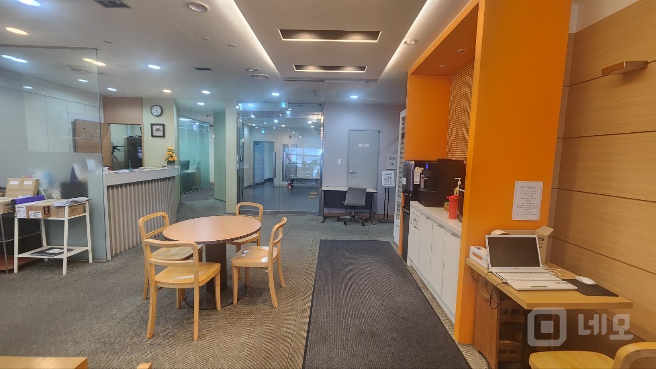 실 140. 성수초역세권 출구 바로 앞 매물의 1번째 사진