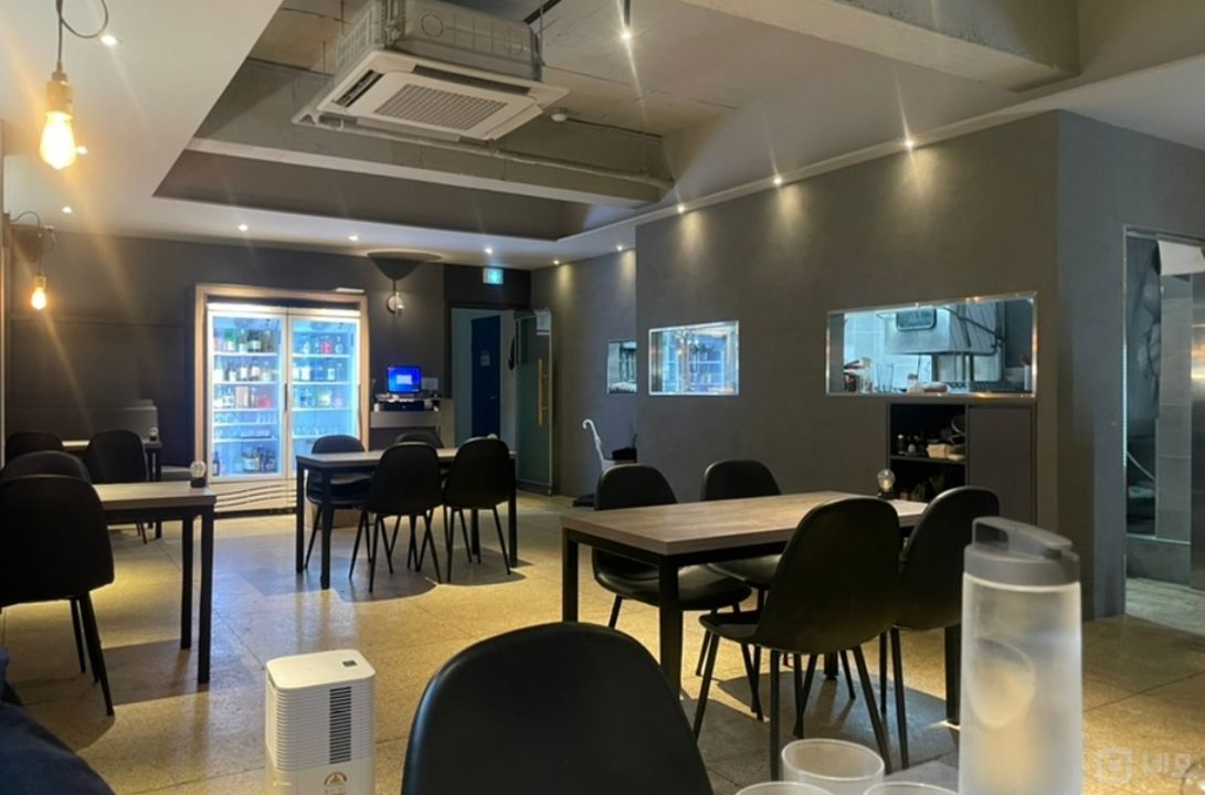 유동인구 많은 방이동 먹자골목 상권에 위치한 2층 술집 매물의 2번째 사진