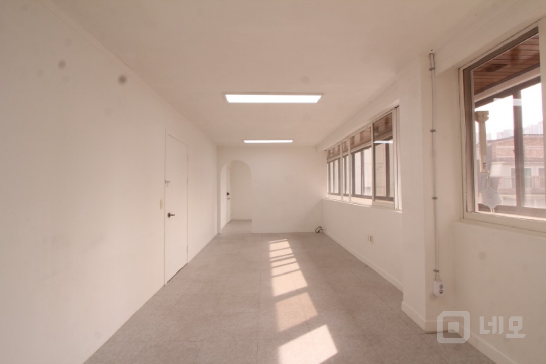 ● 채광좋은 화이트톤 매력넘치는 사무실 매물의 2번째 사진