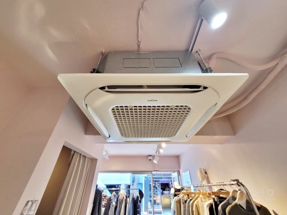 GATE 연남동 벗꽃길 인근 전면 통유리 노출 좋은 소형 상가 매물의 8번째 사진