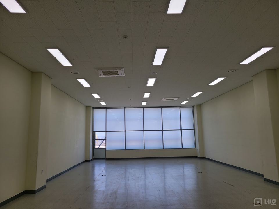 대로변 코너, 심곡천 및 중봉로교차로 인근에 위치한 8층 청라동 공실 매물의 1번째 사진