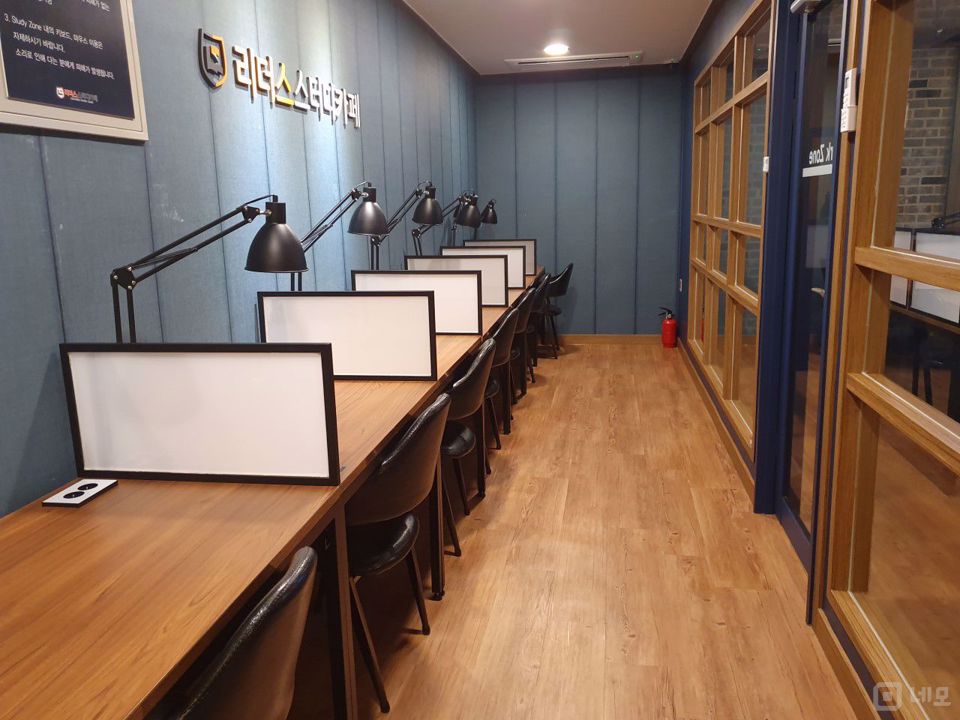 삼전역 역세권, 초,고등학교 인근, 시설, 인테리어 완비된 스터디카페 매물의 4번째 사진