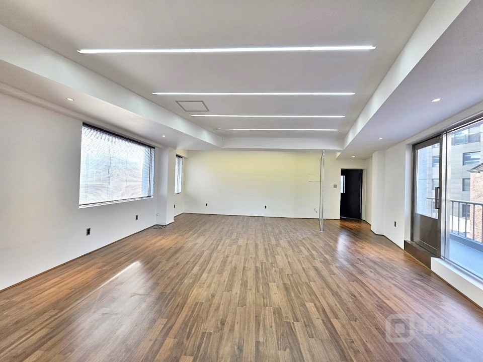 ✅ 장난 아닌 채광 ✅ 장난 아닌 가성비 ✅ 신사동에 이런 곳이? 매물의 9번째 사진