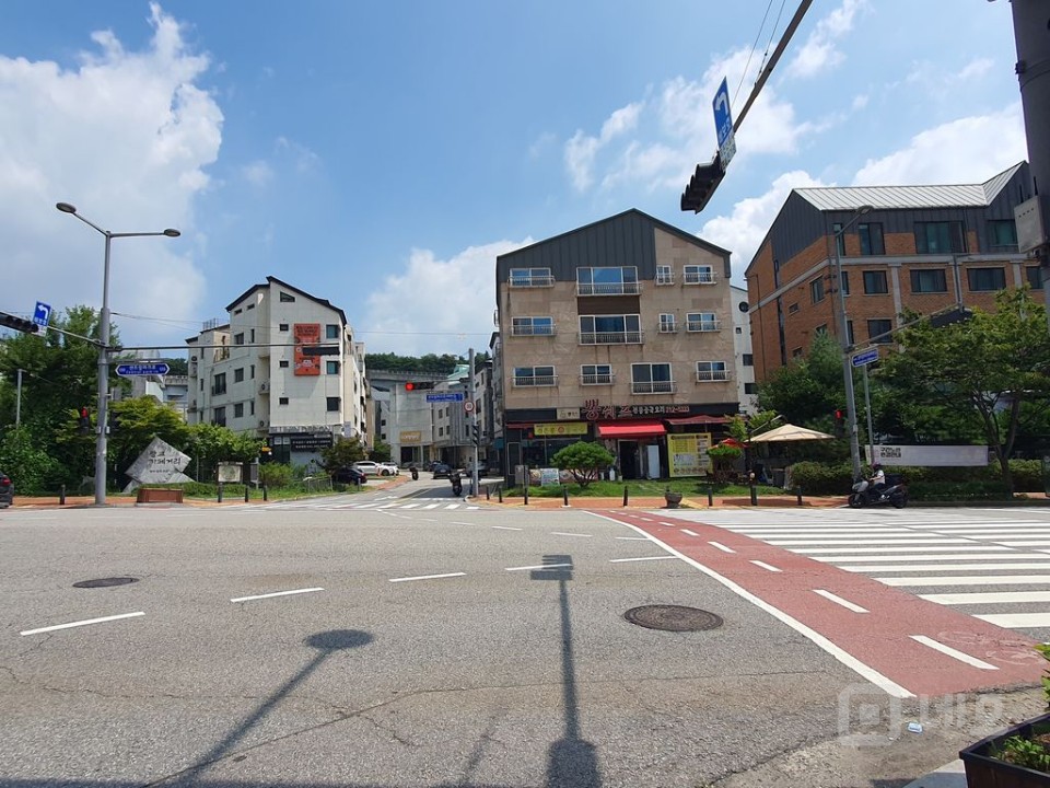 주차장이 바로 옆에있어 주차가 편리하고 공원이 옆에있어 대로에서도 보여요 매물의 5번째 사진