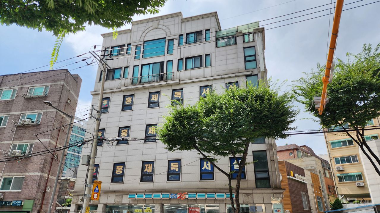 홍제동 무악재역 역세권, 다수의 대단지 아파트 인접, 접근성 좋은 독서실 매물의 7번째 사진