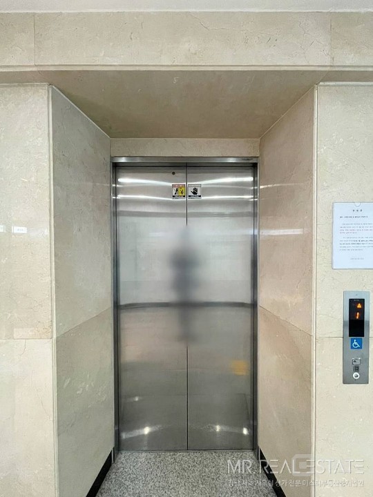 신논현,논현역도보5분.주차3대.대로변초역세권건물.무상승계 매물의 12번째 사진