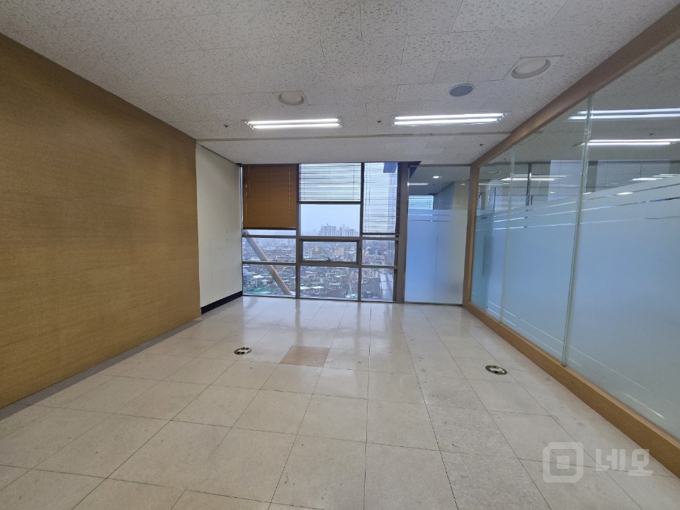 50평대 전망좋은 코너호실. 홀넓은구조 .즉시입주 매물의 3번째 사진