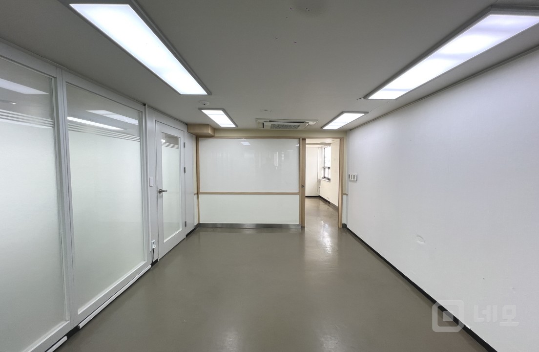 신사역 인근 역세권 인테리어 A급으로 괜찮은 말도 안되는 가성비 사무실 매물의 4번째 사진