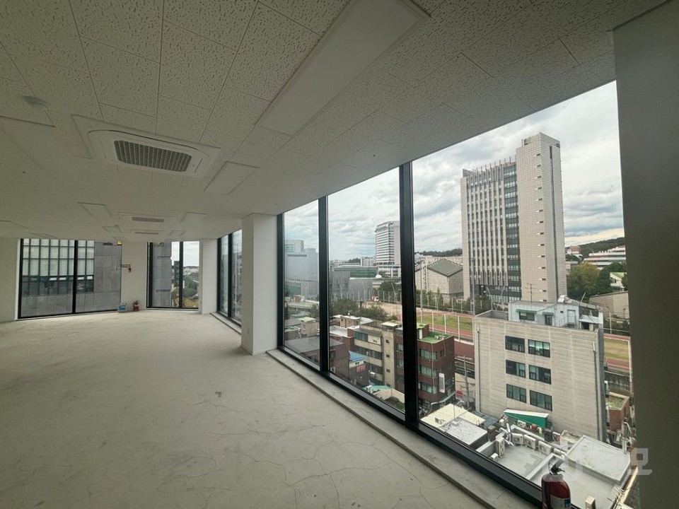 무권리 이대앞 신축 첫입주 이면 통창 개방감 좋은 상가 사무실 매물의 9번째 사진