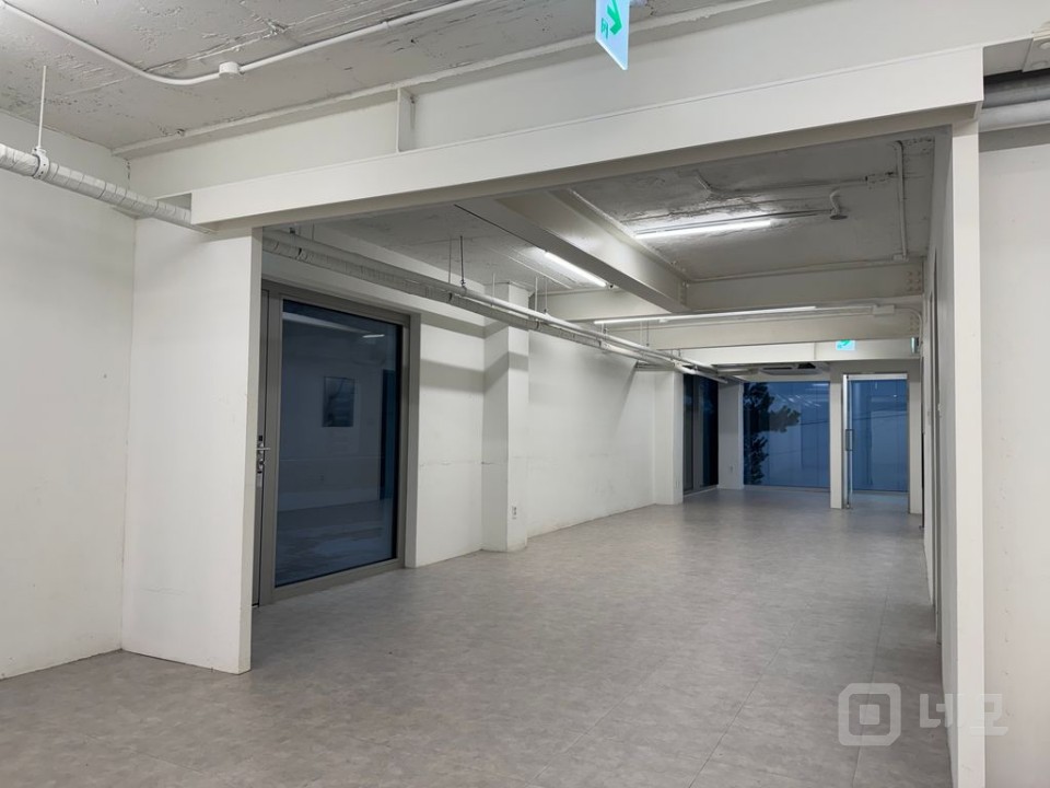 “강남 중심지 1층 매물, 모던 감성 + 즉시 입주 가능” 매물의 3번째 사진