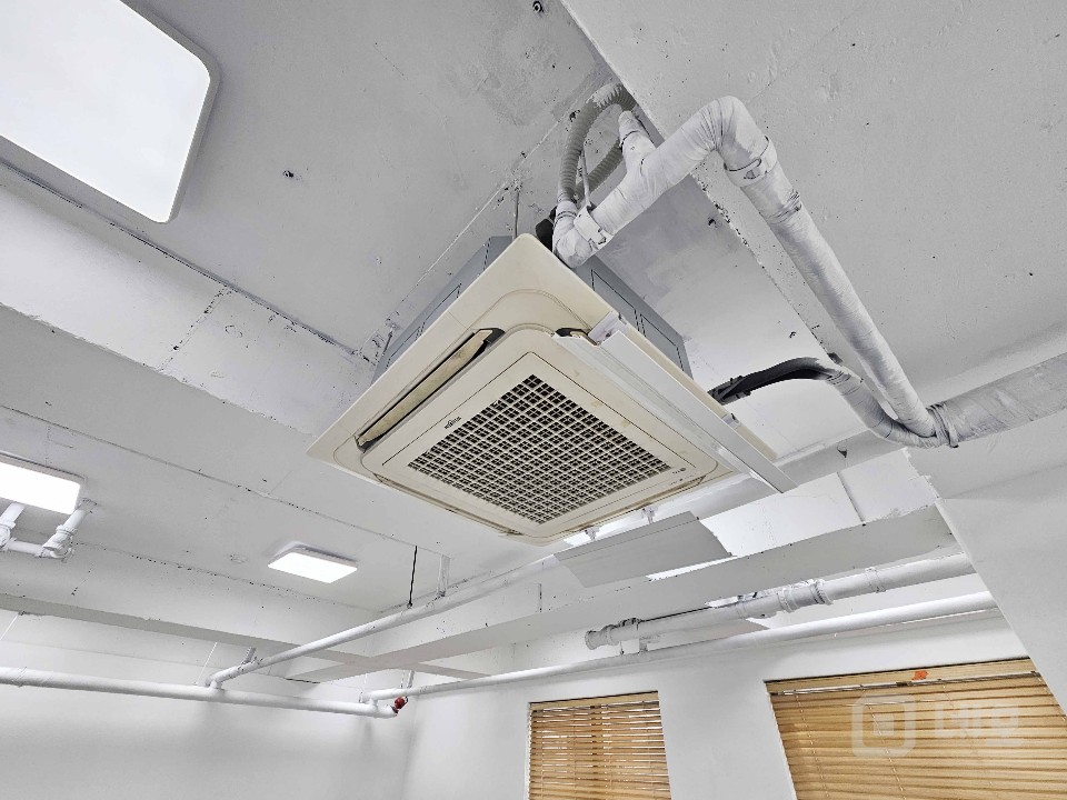 I세븐I 합정역 역세권 높은층고 화이트인테리어 무권리 사무실 매물의 9번째 사진