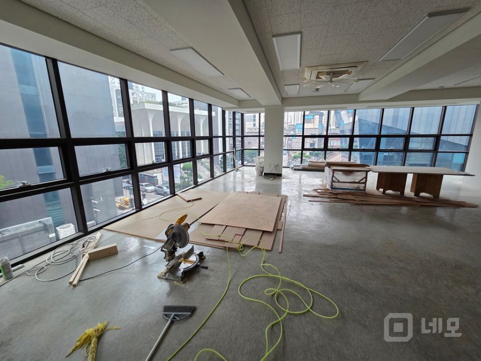 신촌역 도보 4분/홍대입구역 5분 역세권 전용148평 무권리 사무실/상가 매물의 6번째 사진