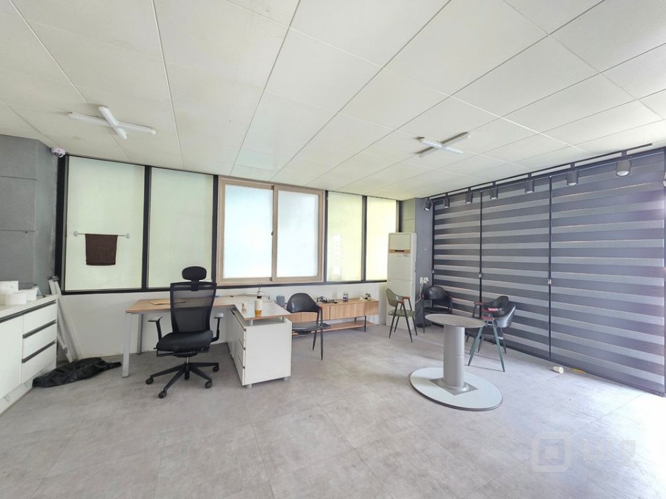 인테리어 깔끔한 상가 사무실 임대 매물의 2번째 사진