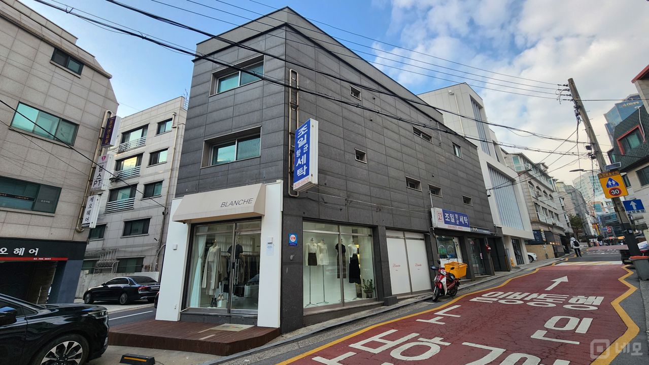 대치동 선릉역 역세권, 오거리 코너 위치, 개방감 좋은 여성의류 전문점 매물의 6번째 사진