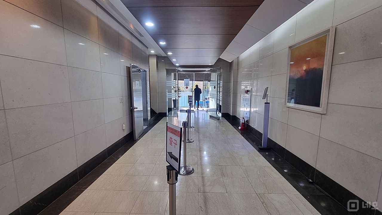 강남역 사거리 코너에 위치한 랜드마크 건물 사무실 매물의 7번째 사진
