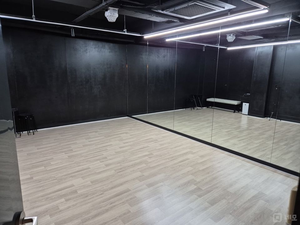 상암동 복합상권에 위치한 스튜디오 매물의 1번째 사진