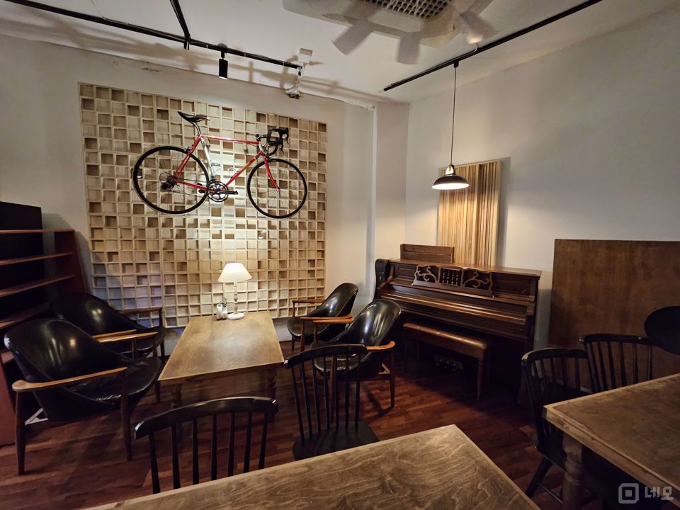 인테리어 완비된, 성수동 통건물 카페 매물의 1번째 사진