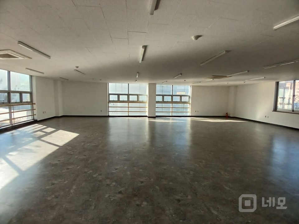 무권리, 시스템 냉난방기 완비, 즉시 입주 가능한 깔끔한 사무실 매물의 1번째 사진