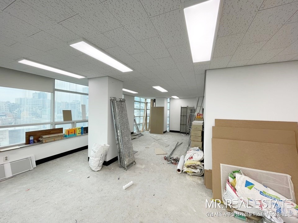 사진有 언주역 2분 채광 우수. 밝은 분위기의 사무실. 매물의 8번째 사진