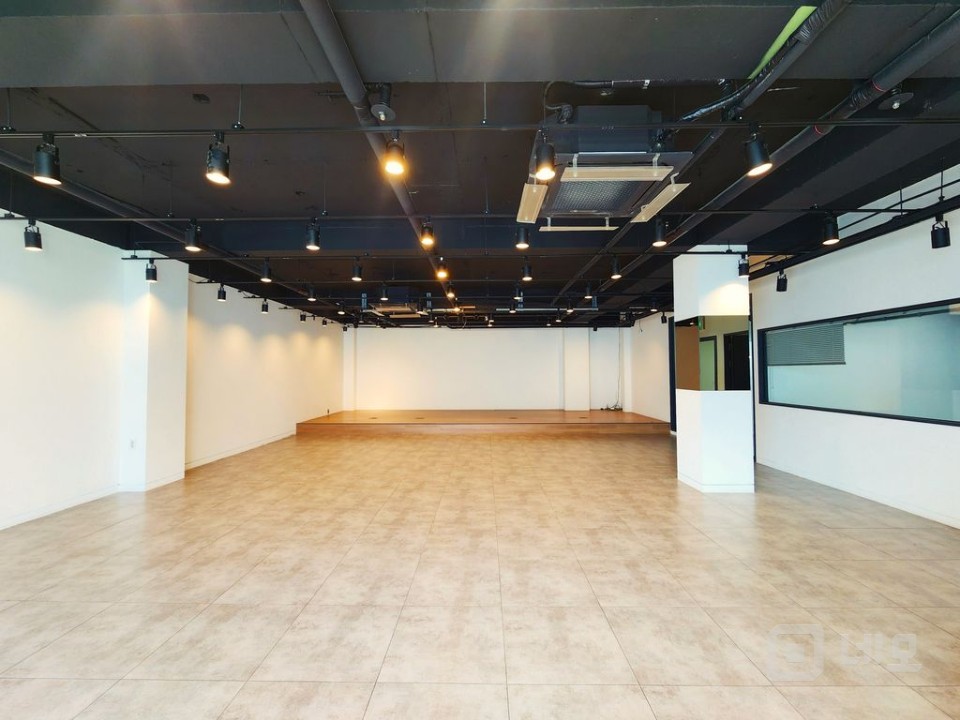 브랜드·스튜디오·교육시설 모두 어울리는 망원 핵심 입지 매물의 1번째 사진